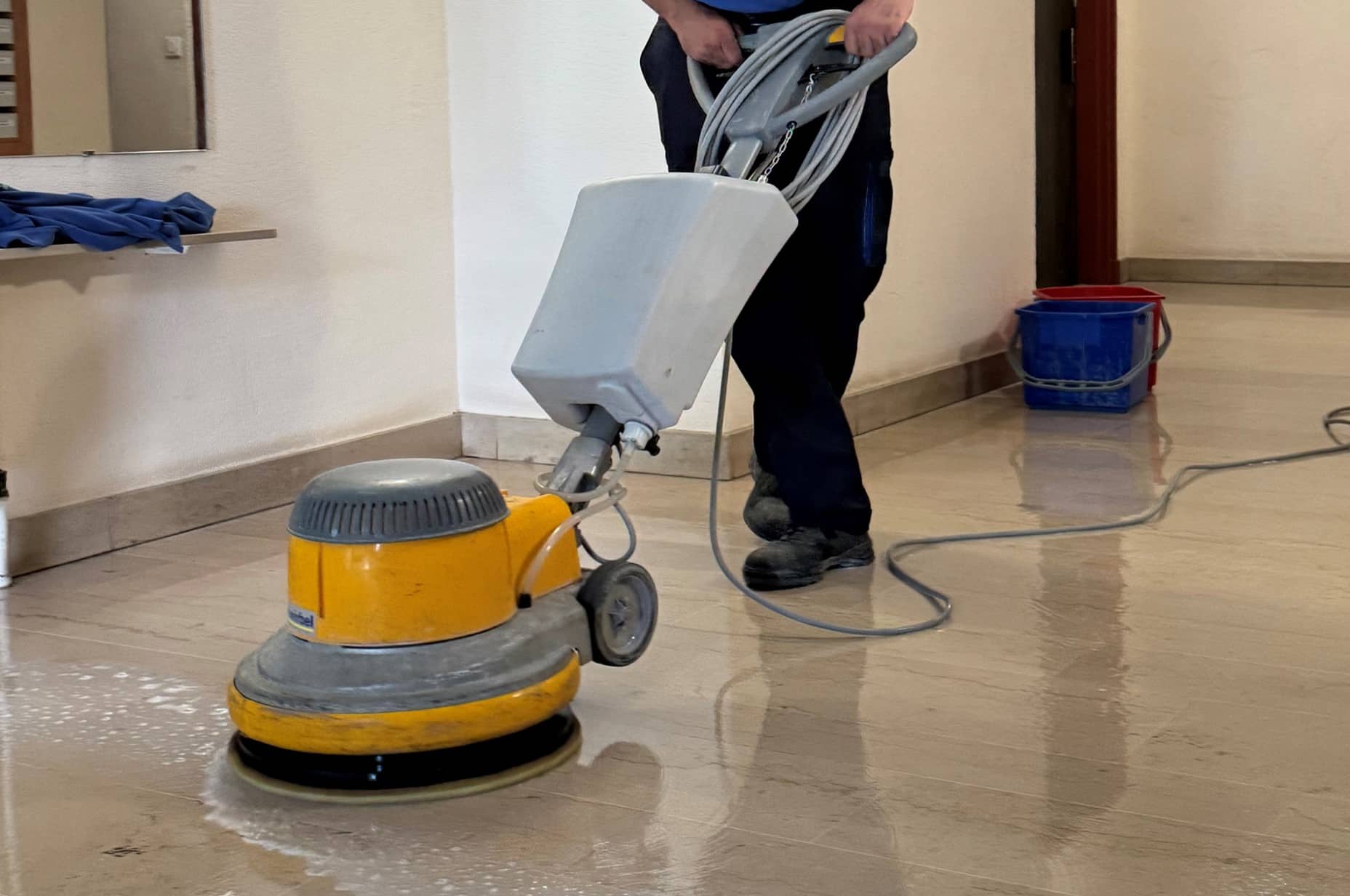 La remise en état de vos sols en marbre grâce à es prestations réalisées par nos machinistes à l'autolaveuse (monobrosse)