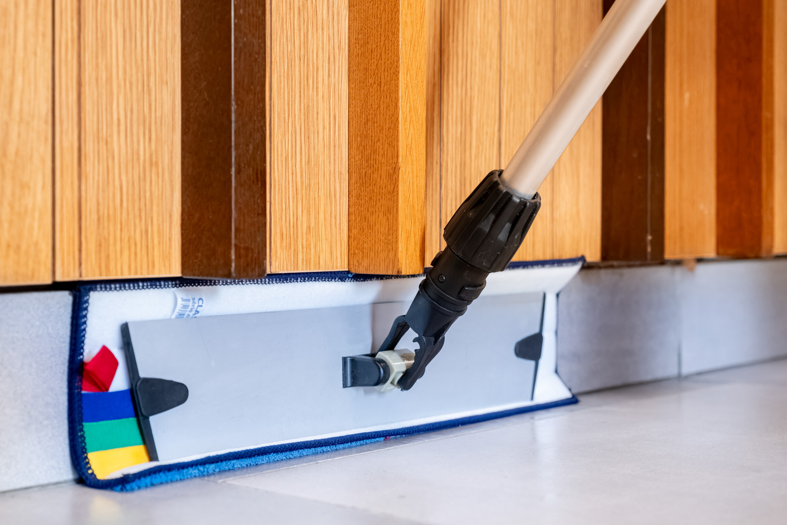 Chaque fois que c'est possible, nos agents utilisent la méthode de lavage à plat par pré-imprégnation, avec balai ergonomique à tête rotative pour plus de manéabilité