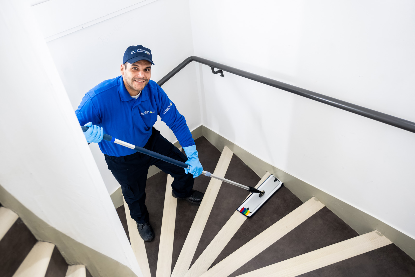 Nettoyage à plat par pré-imprégnation des les escaliers descendant aux caves et parkings de vos immeubles en Ile de France