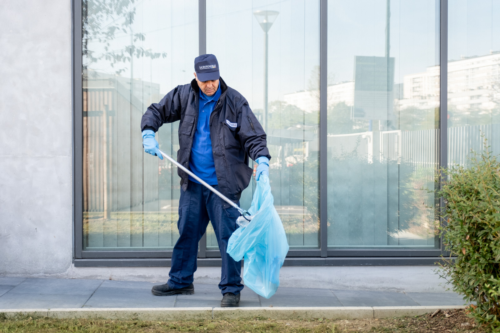 nettoyage extérieur, ramassage des déchets en extérieur à l'aide d'une pince