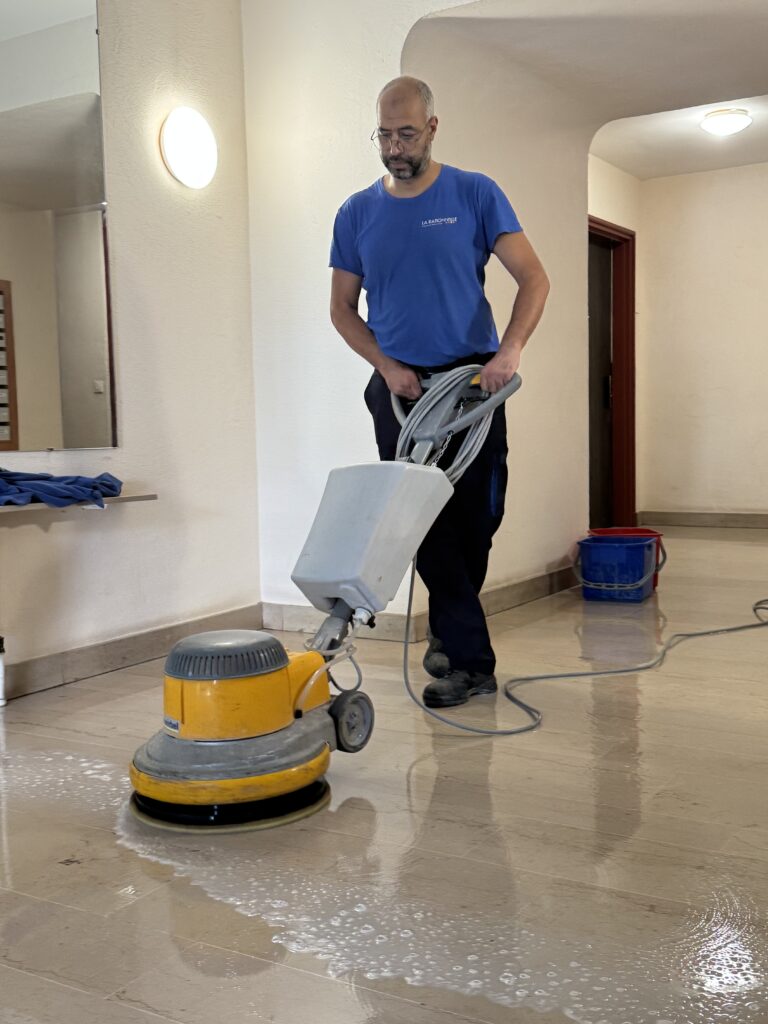 décapage en profondeur de sol en marbre ou pierre naturelle pour retrouver l'éclat du neuf