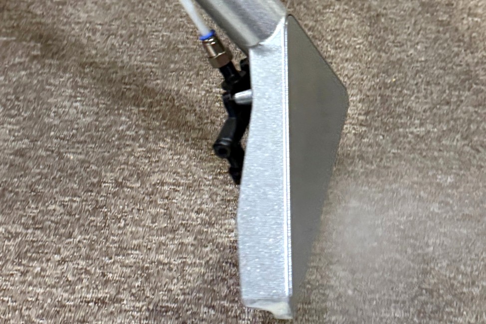 le nettoyage en profondeur des moquettes se fait à l'aide d'aspirateurs extracteurs