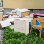 Encombrants au pied d'un immeuble en Ile de France