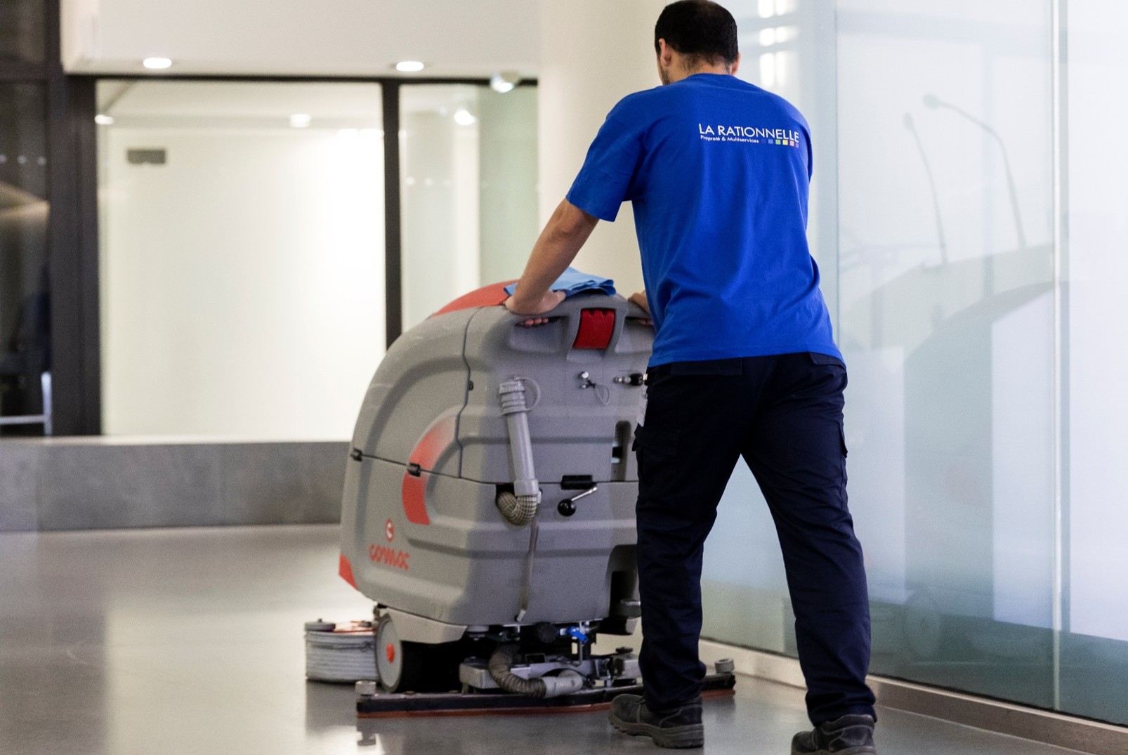 le nettoyage des grands espaces dans les immeubles de bureaux est effectué à l'aide d'une autolaveuse