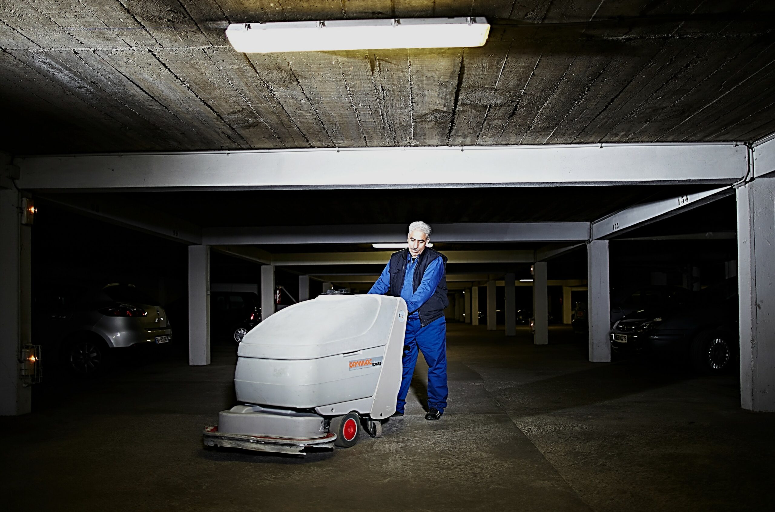 Nettoyage de parking d'immeuble à l'aide d'une monobrosse autoportée