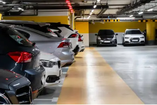 réaliser un décapage régulier du sol de vos parkings couverts améliore la sécurité, la qualité de vie au sein de vos immeubles